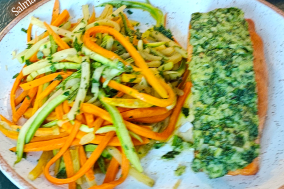 Salmão crosta de ervas spaguetti legumes